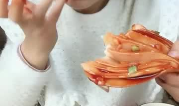 小姐姐吃美食和海鲜视频,小姐姐畅享海鲜美食之旅