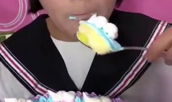 明星小姐姐吃芝士蛋糕,明星小姐姐的甜蜜美食之旅