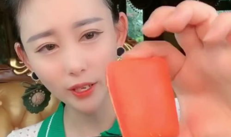 农村美女吃网红瓜,趣味横生的生活瞬间